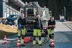 Kran Erding bei Kranarbeiten für Betonteile und Container